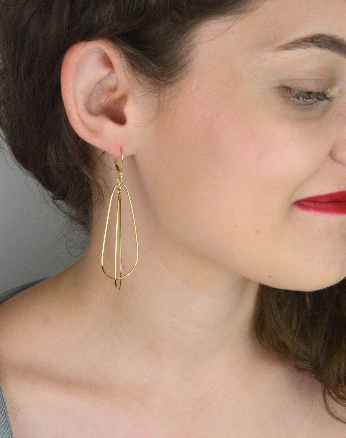 Eleganckie złote kolczyki damskie próby 585, długie owalne o długości 7,5 cm. Wygodne zapięcie typu bigiel angielski. Lekkie i stylowe – idealne na prezent.1.jpg